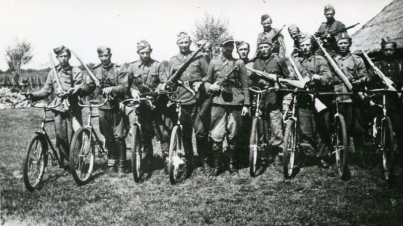 KKE 4850.jpg - Fot. V batalion AK. Oddział rowerzystów. V batalionu AK okręgu Nowogródzkiego, VII 1944 r. Kopia lata 80-te XX wieku.